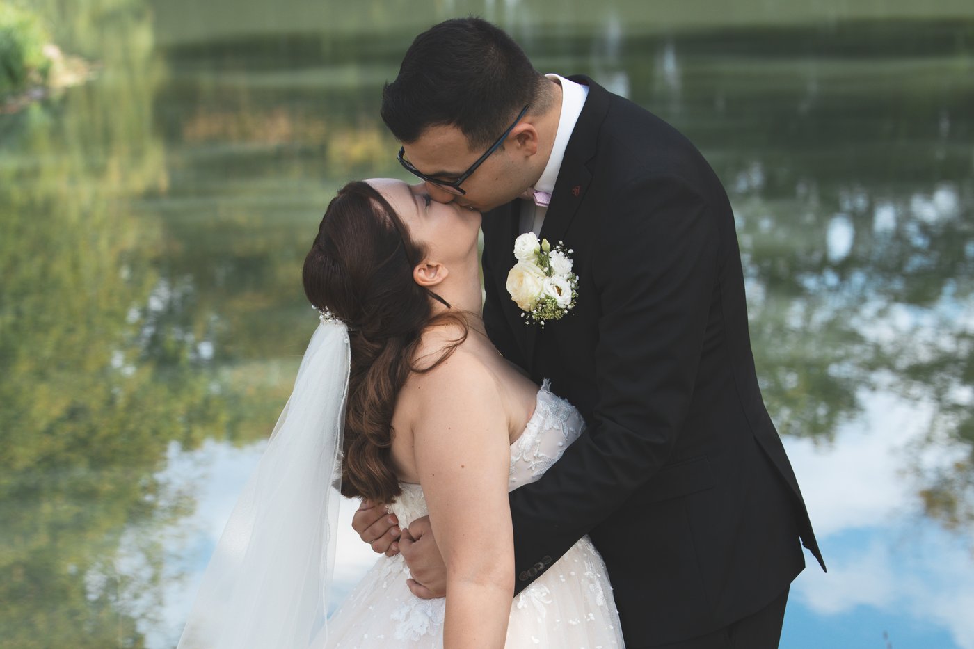 Jacqueline und Fabian — Kuss am See