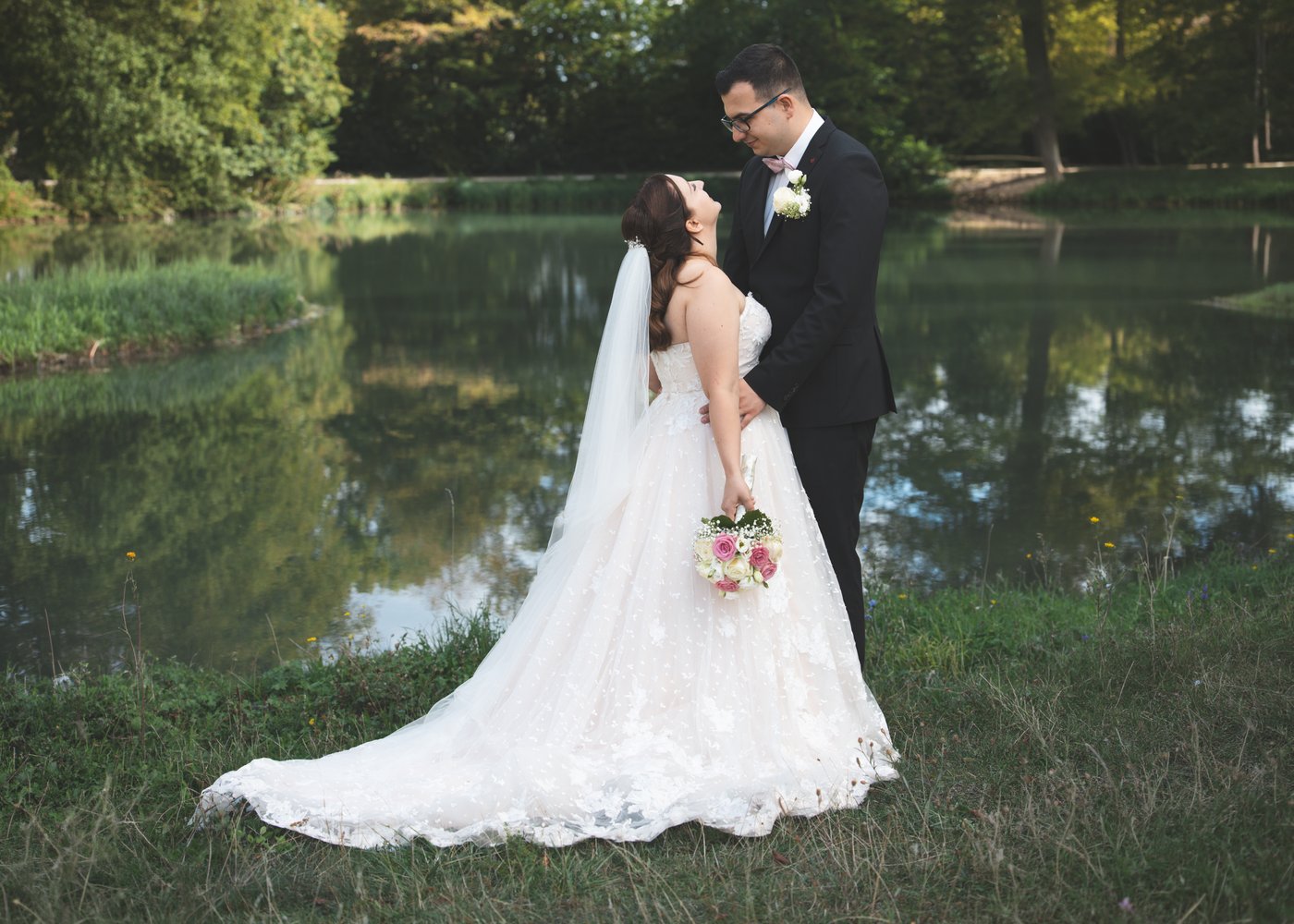 Jacqueline und Fabian — Brautpaar am Seeufer